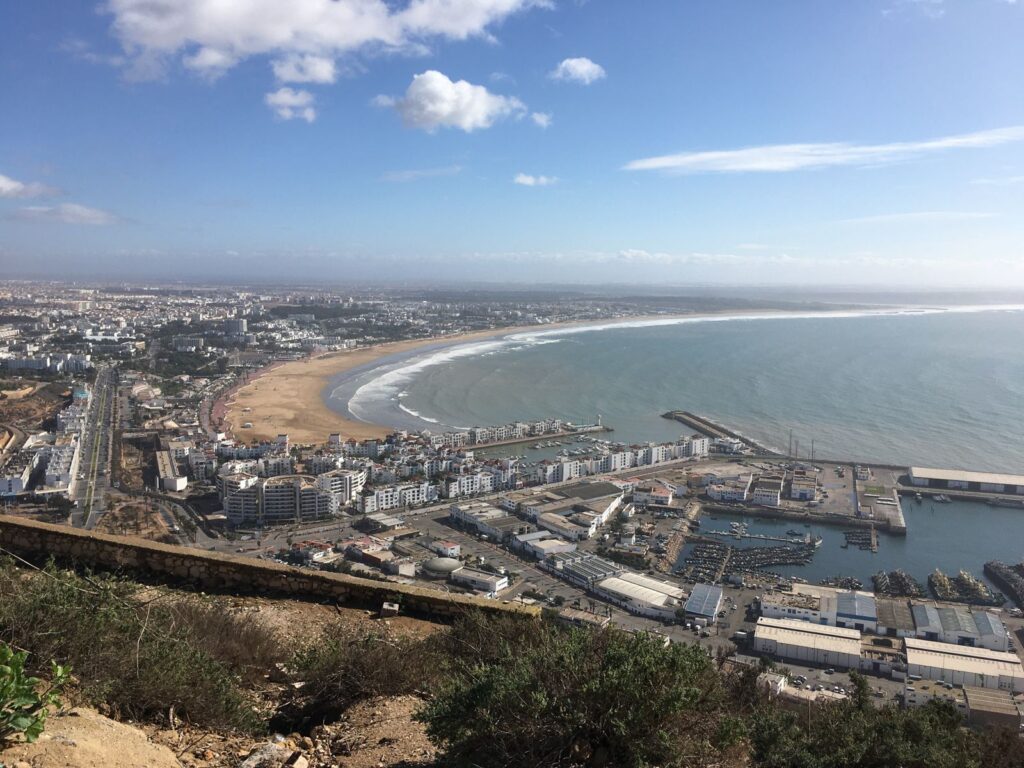 Vue sur la baie d’Agadir, la ville et le port, région Souss-Massa