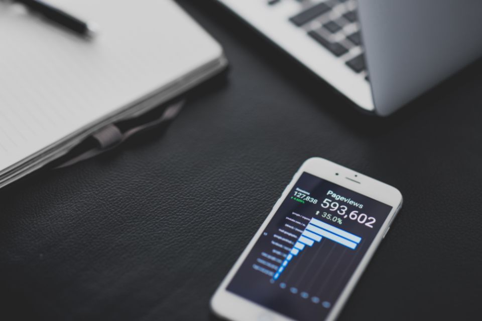 Smartphone affichant les statistiques d’une application mobile