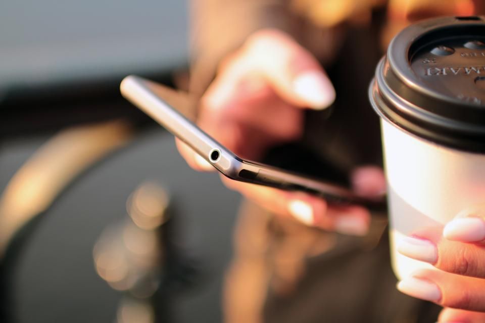 Cliente naviguant sur une boutique en ligne depuis son smartphone