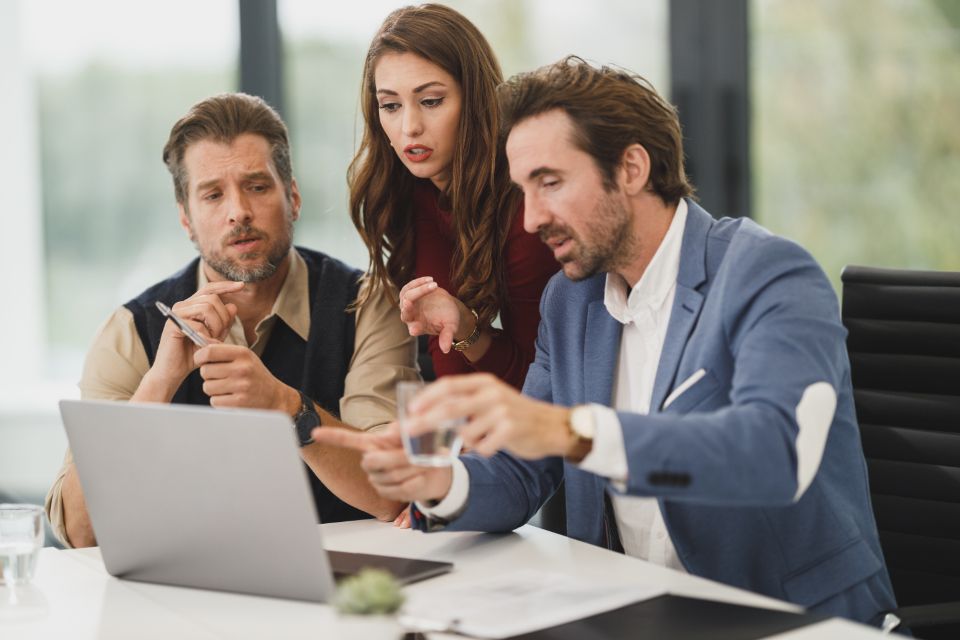 Équipe commerciale consultant son CRM sur mesure