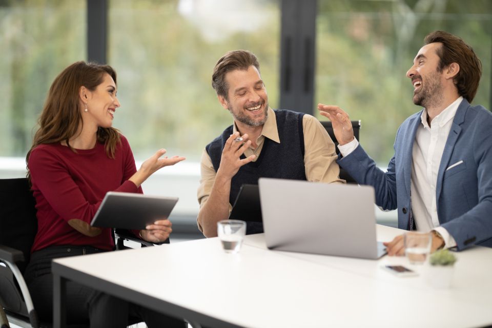 Équipe commerciale comparant des outils CRM
