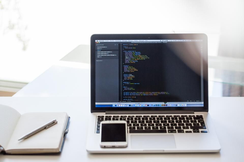 Ordinateur portable affichant le code d’une application web sur mesure