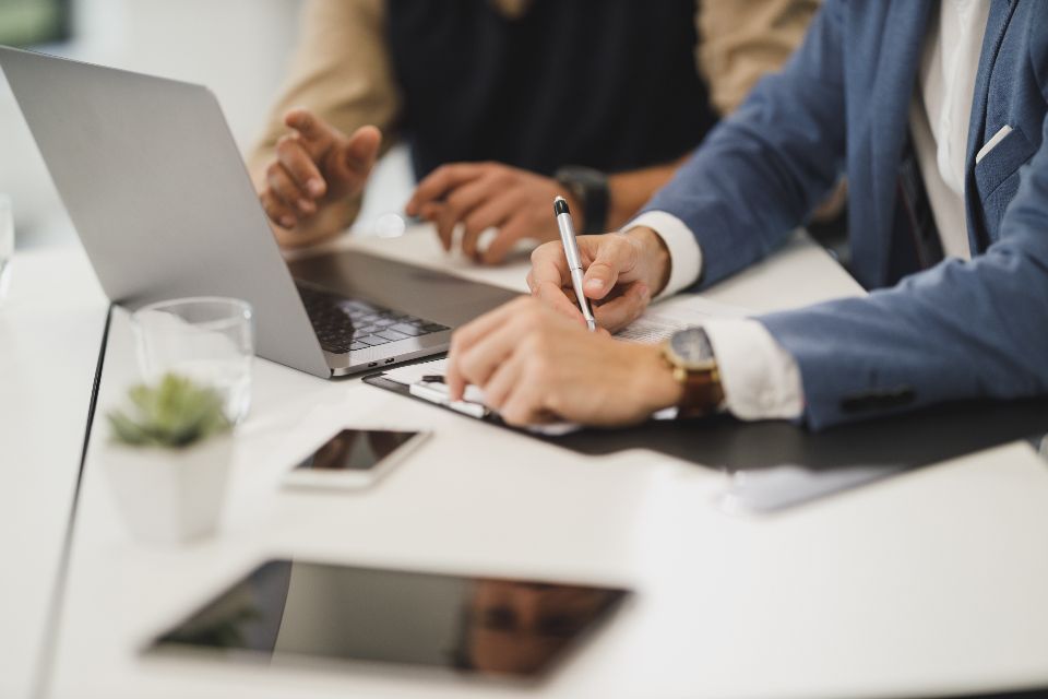 Équipe travaillant sur ordinateurs portables autour d’une table de réunion