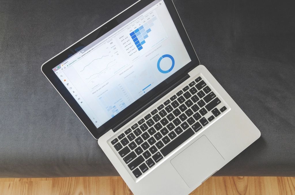 Ordinateur portable affichant des indicateurs d’activité d’une PME