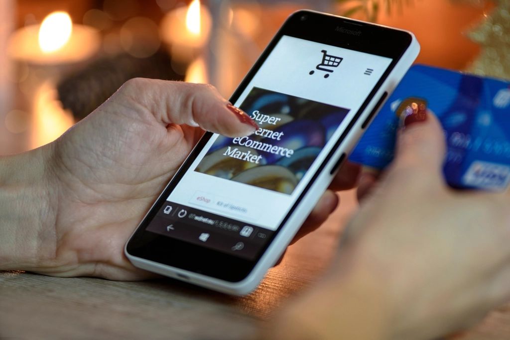 Achat sur une boutique en ligne depuis un smartphone avec carte bancaire