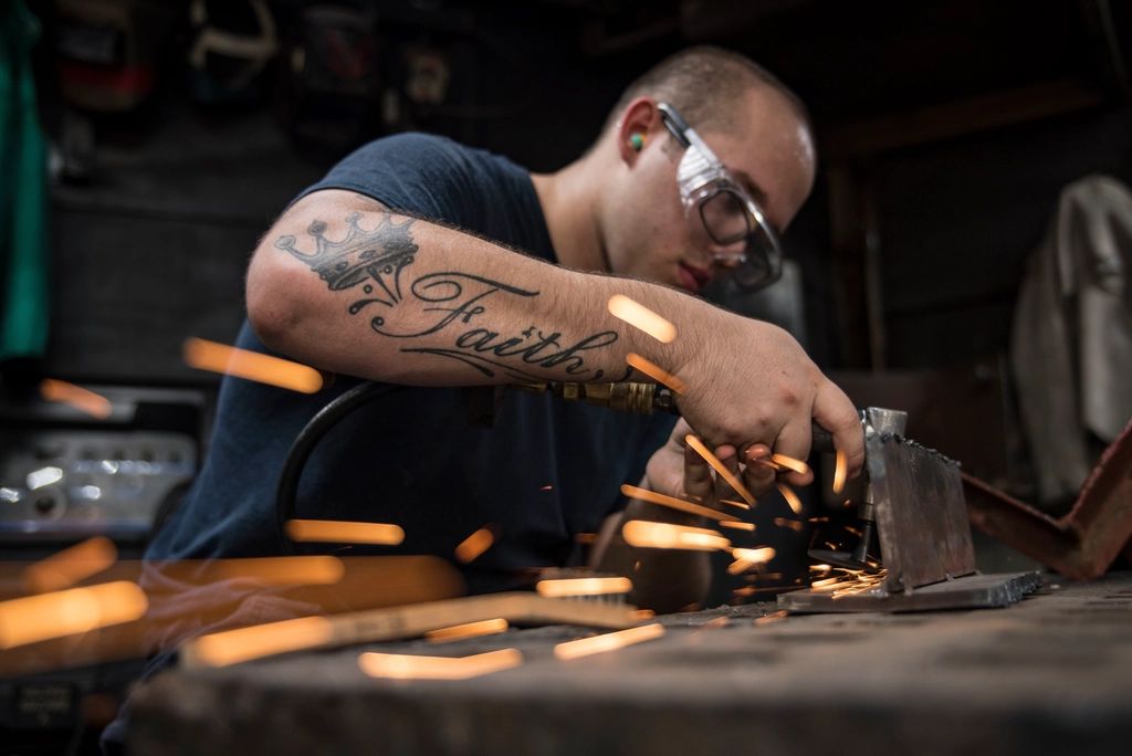 Technicien réalisant une intervention de maintenance en atelier