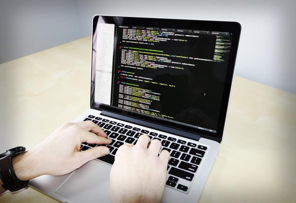 Développeur programmant une intégration API sur ordinateur portable