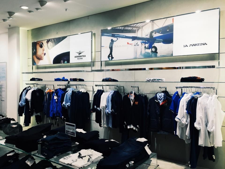 Boutique de vêtements avec rayons et portants