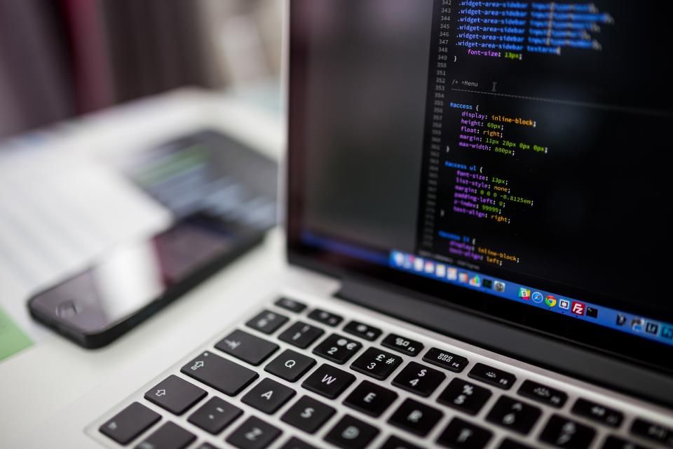 Code d’un logiciel sur mesure à l’écran d’un ordinateur portable