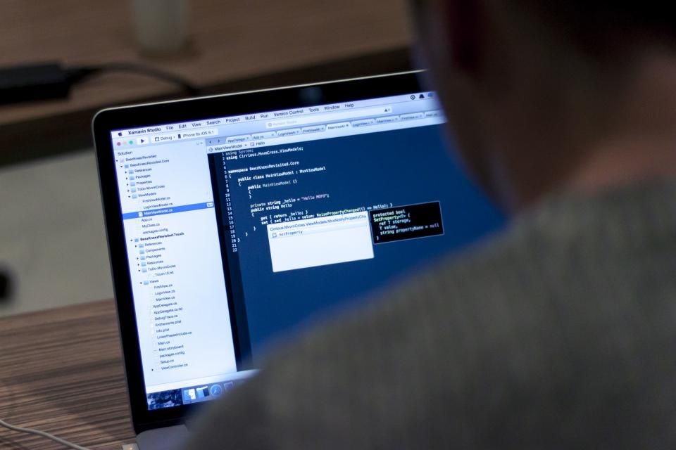 Développeur travaillant sur le code d’une application existante