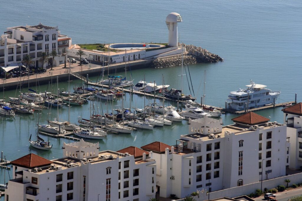 Marina d’Agadir et ses bâtiments blancs au bord de l’eau