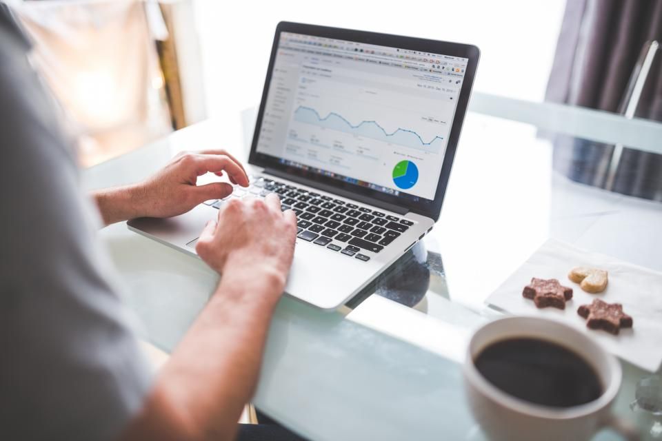 Personne consultant un espace client en ligne sur ordinateur portable