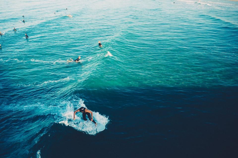 Surfeurs dans les vagues vus du ciel