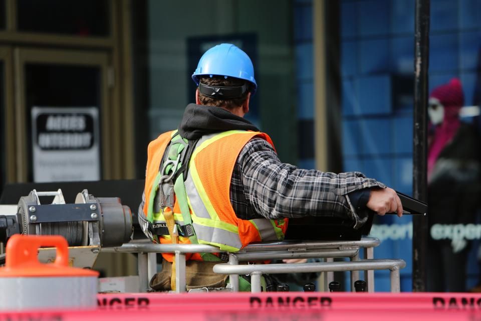 Ouvrier en gilet de sécurité sur un chantier