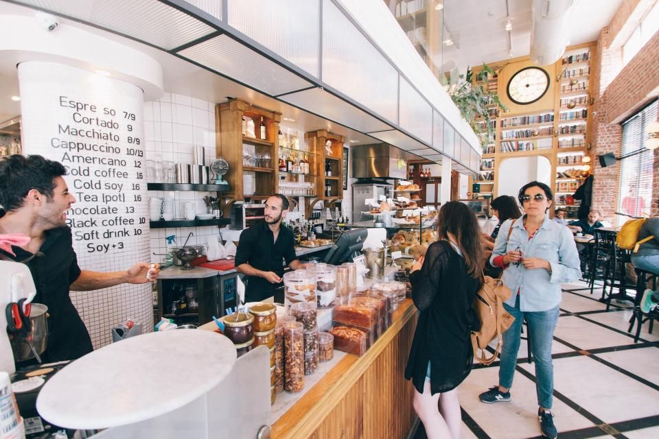 Comptoir de commerce avec clients en train de commander et de payer