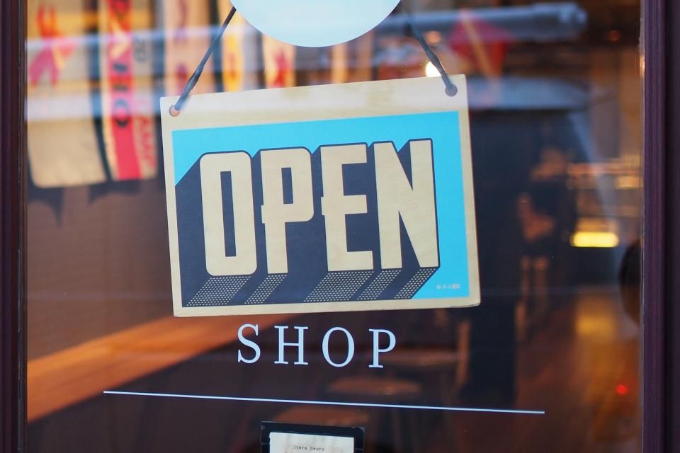 Panneau Open sur la vitrine d’un commerce équipé d’un système de caisse